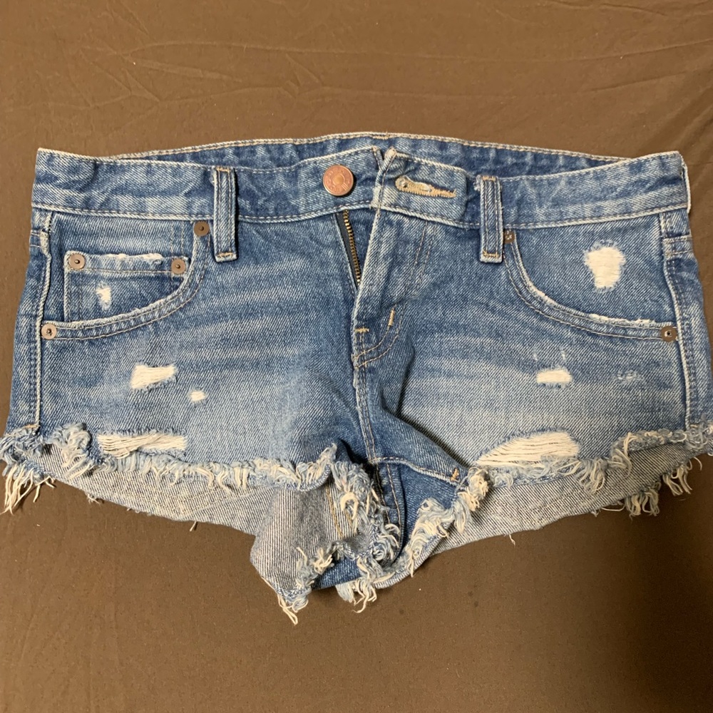 LIGHTLY WORN WOMENS BLUE JEANS SHORTS SIZE 24